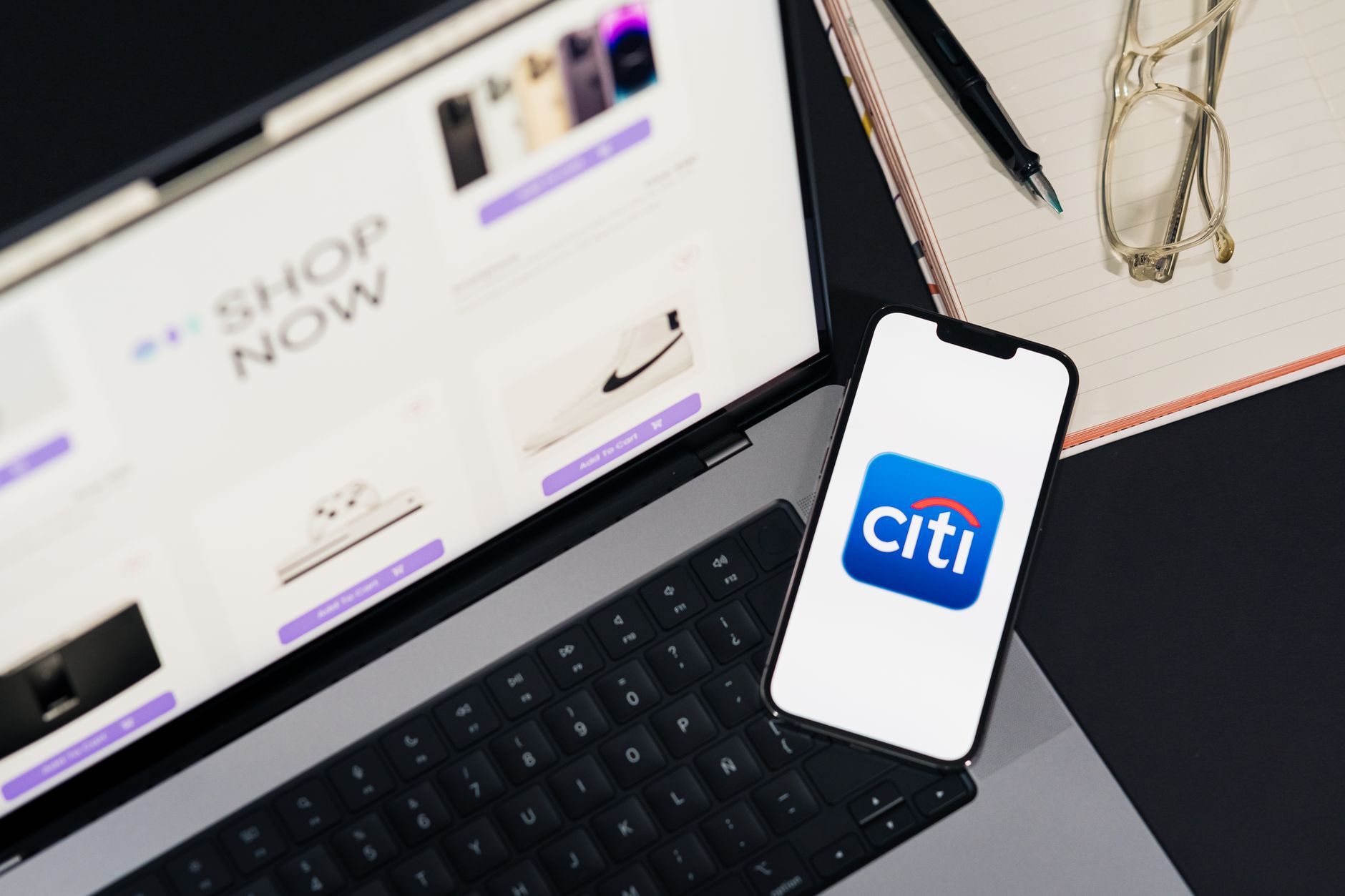 Bankacılık uygulamasını kullanan bir müşteri, dizüstü bilgisayar ve telefon ekranında erişilebilir arayüz