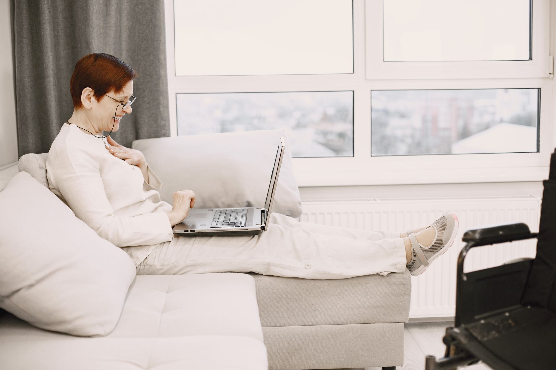 Traveler using a laptop to book an accessible hotel room with a screen reader enabled