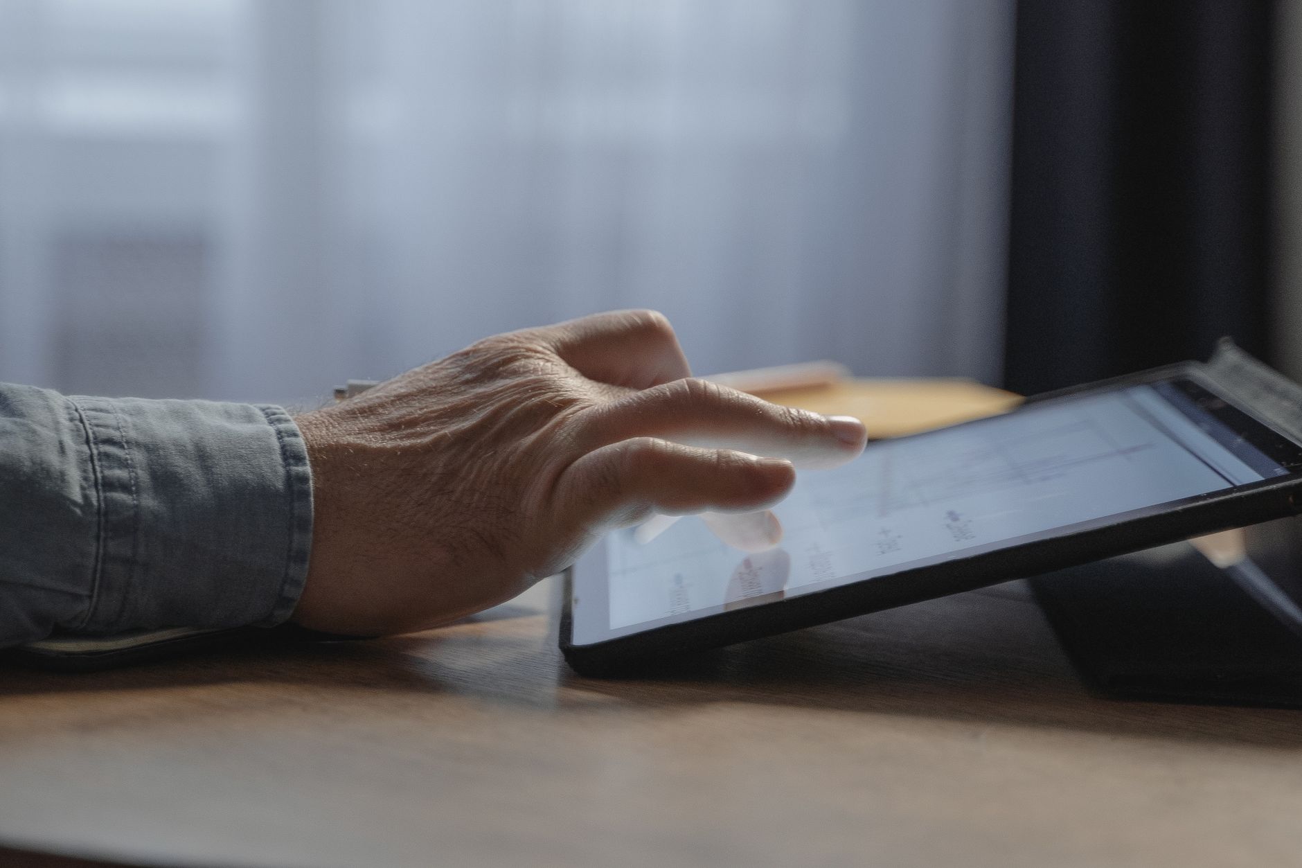 Kamu kurumu dijital hizmet ekibi, erişilebilirlik kontrol listesi ile web sayfasını birlikte inceliyor