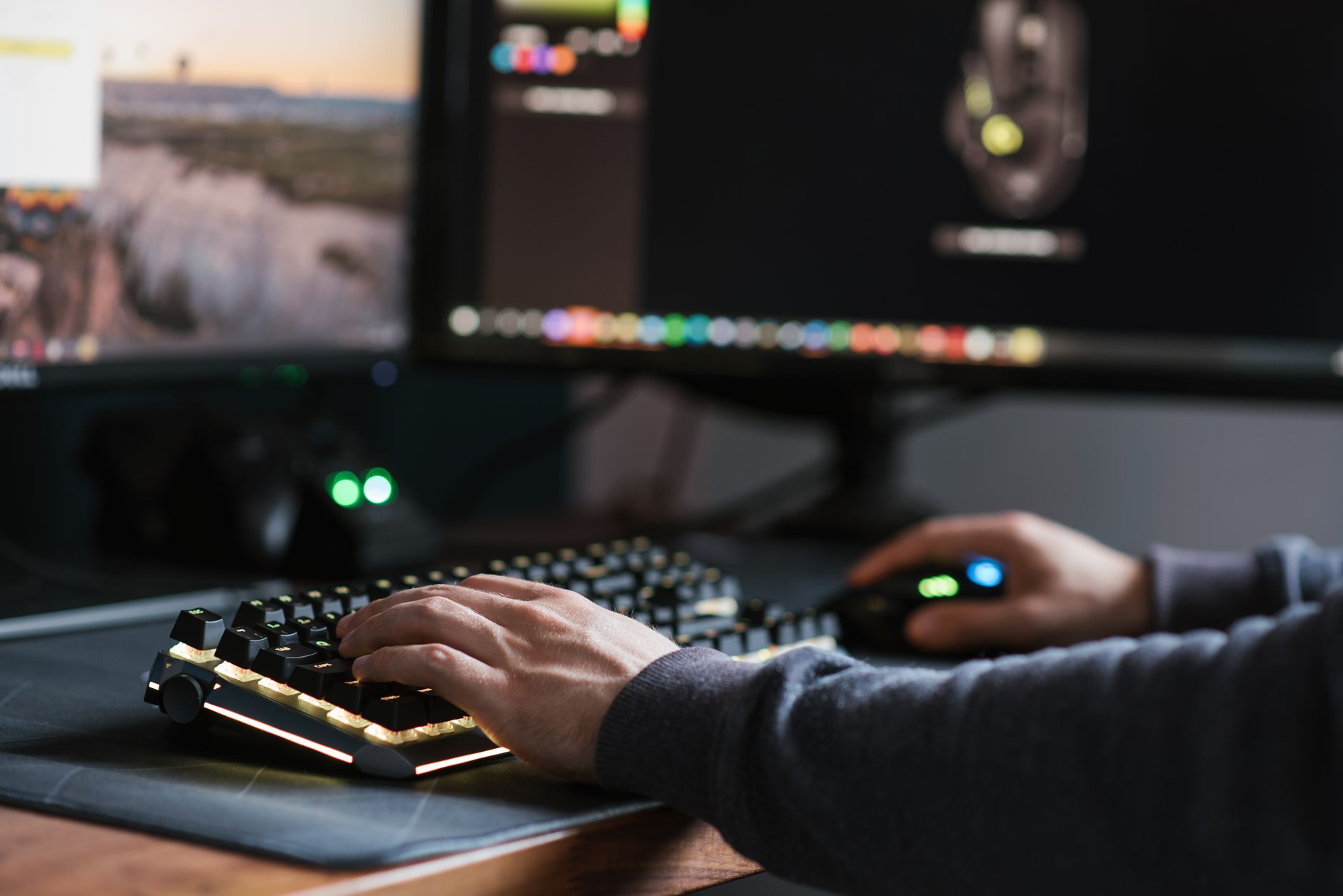 Bir ekip üyesi laptopta uyumluluk kontrol listesine bakarken yanında GDPR ve EAA notları