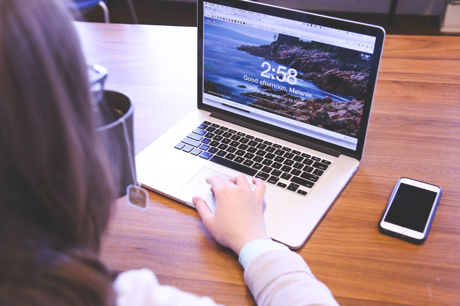 Bir ekip üyesi laptopta uyumluluk kontrol listesine bakarken yanında GDPR ve EAA notları