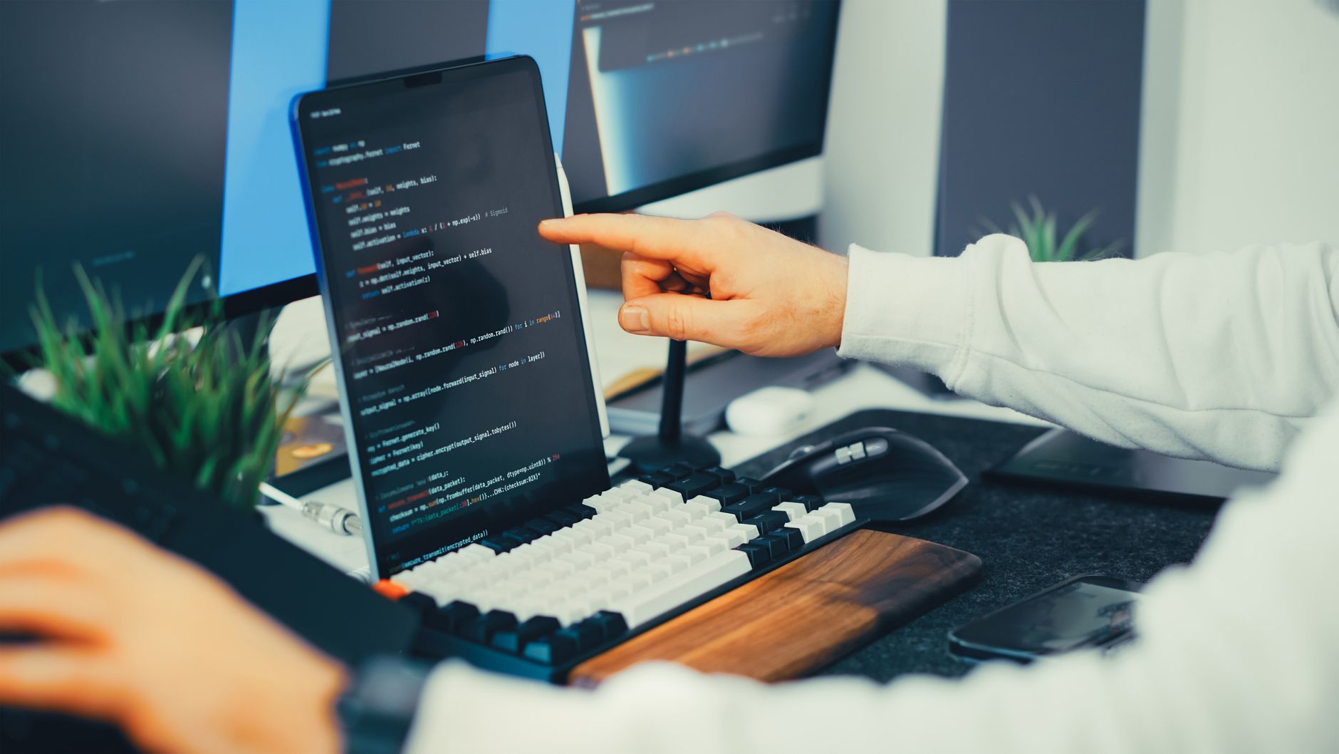 Bir ekip üyesi laptopta uyumluluk kontrol listesine bakarken yanında GDPR ve EAA notları