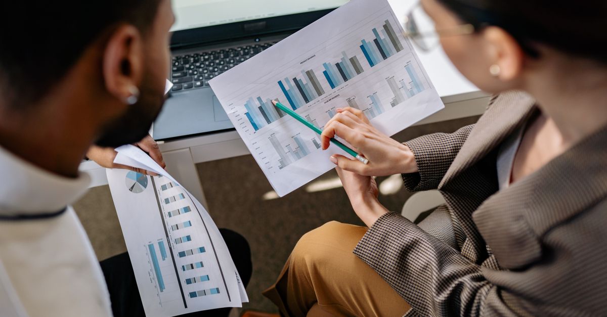 Digital team reviewing real-time SEO monitoring dashboard
