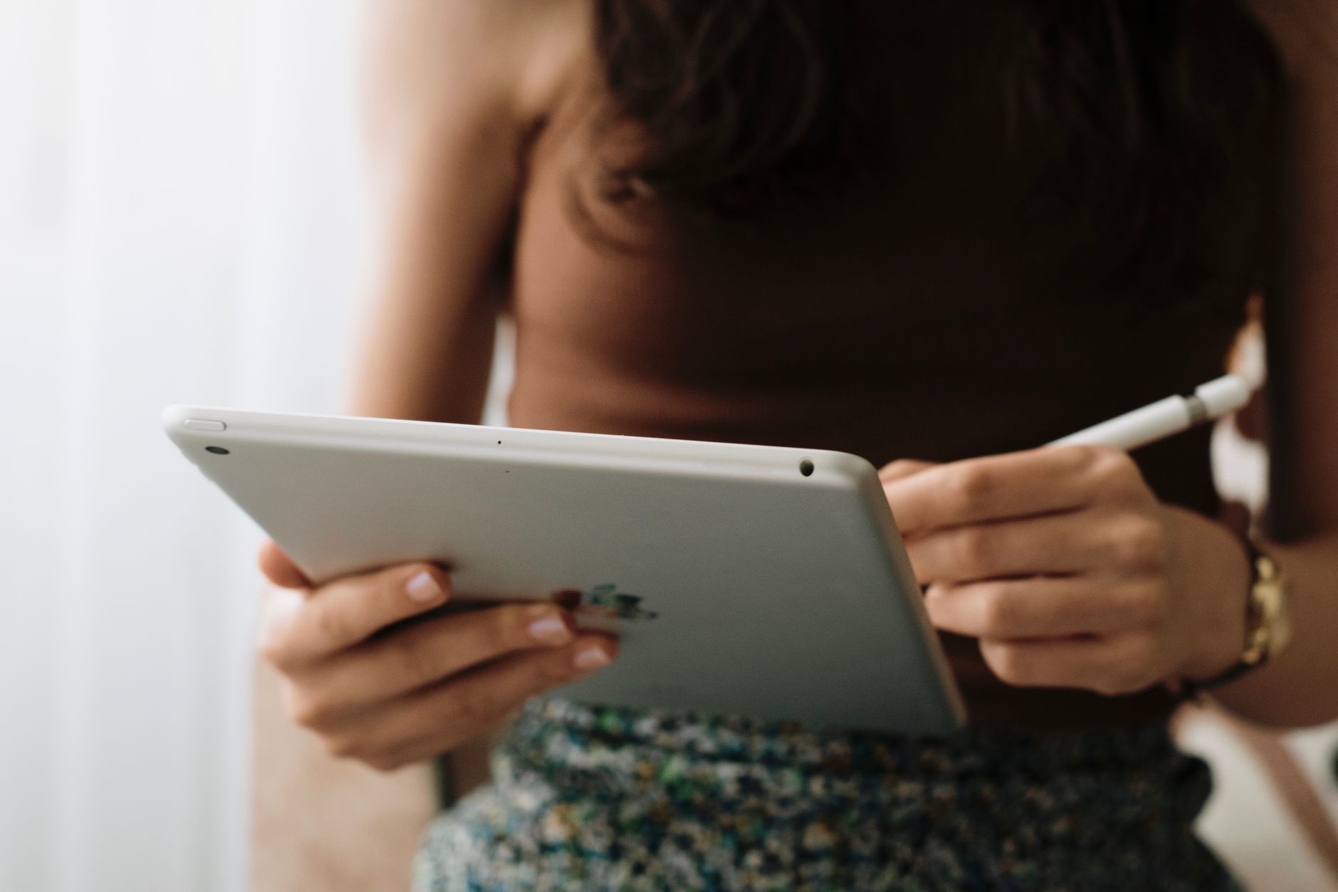 Mobile app accessibility checklist on a desk with a smartphone displaying accessibility settings