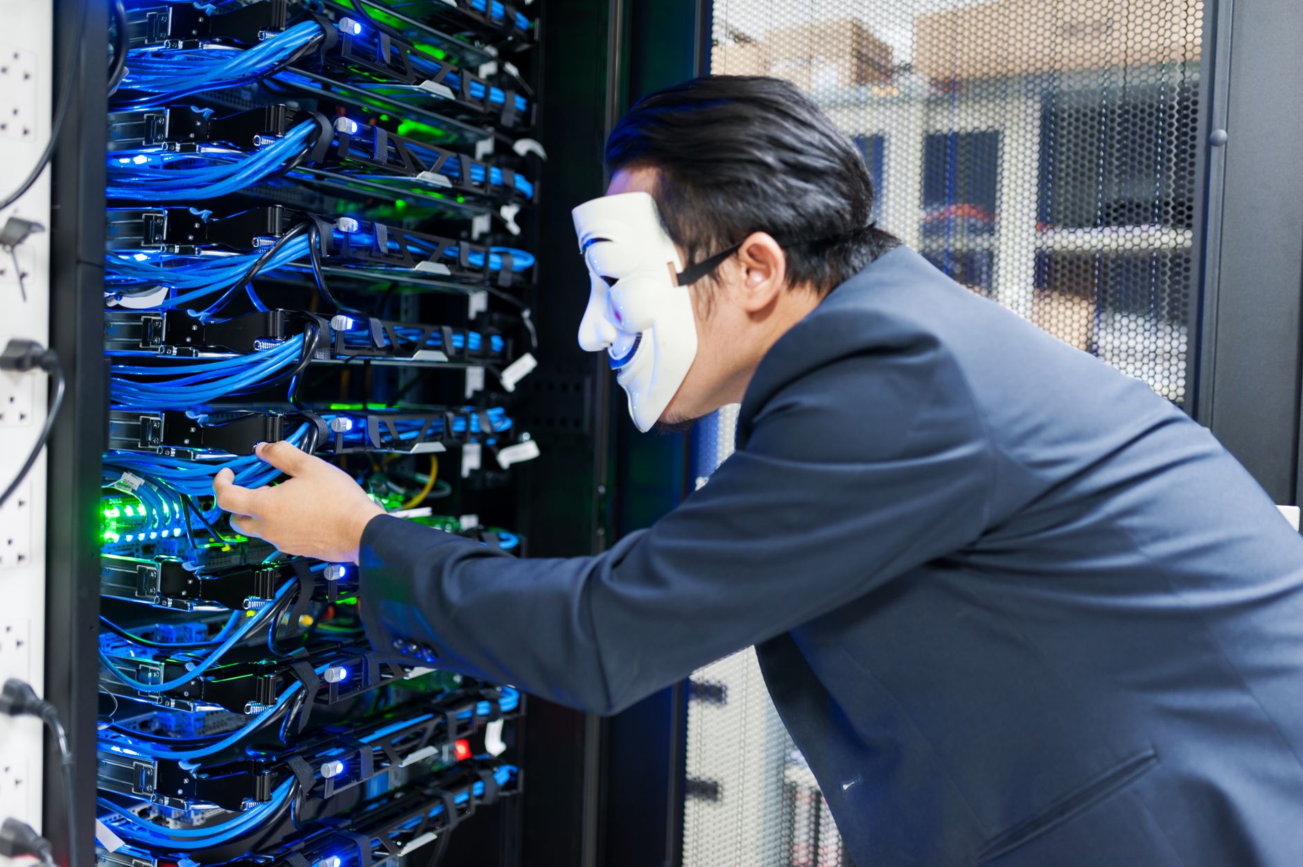 Dizüstü bilgisayarda tarayıcı geliştirici araçlarında storage panelini inceleyen kişi